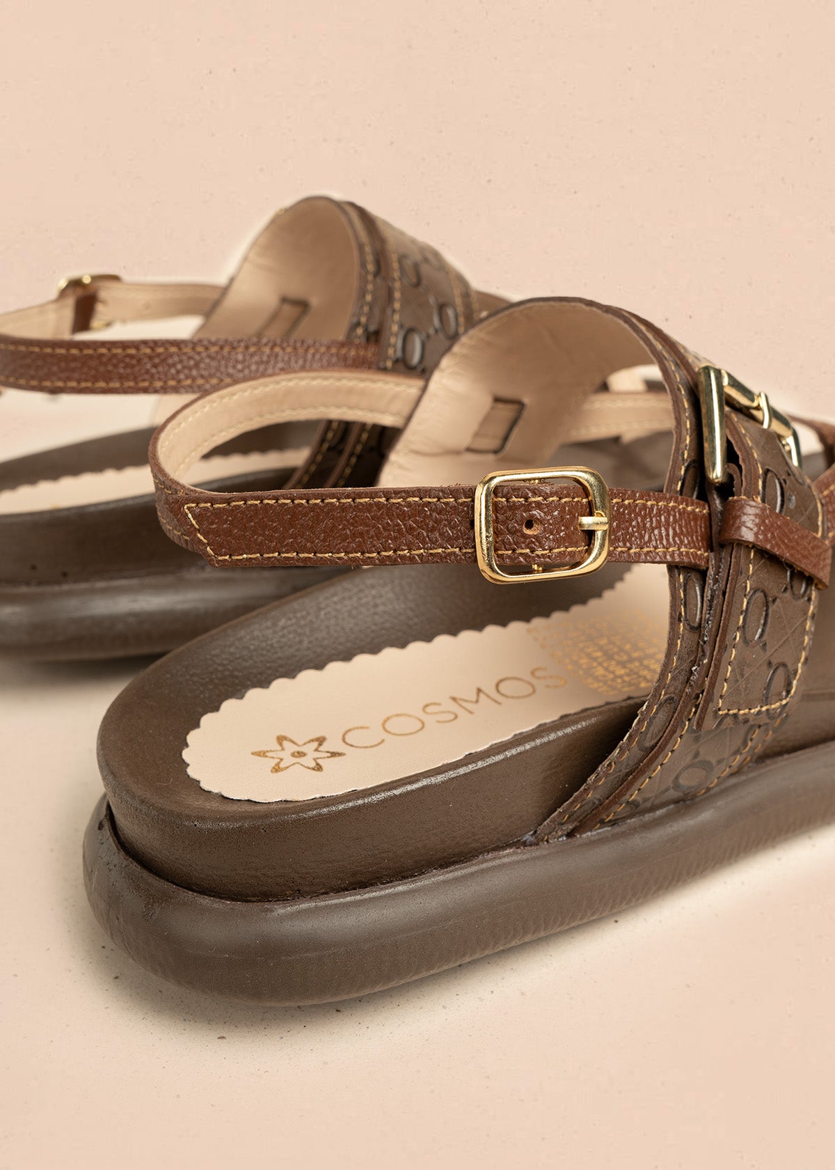 Sandalias planas en cuero color café con doble correa 106520