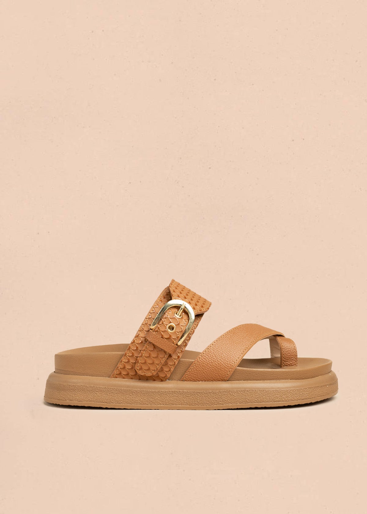 Sandalias planas en cuero color miel con textura croco 106521