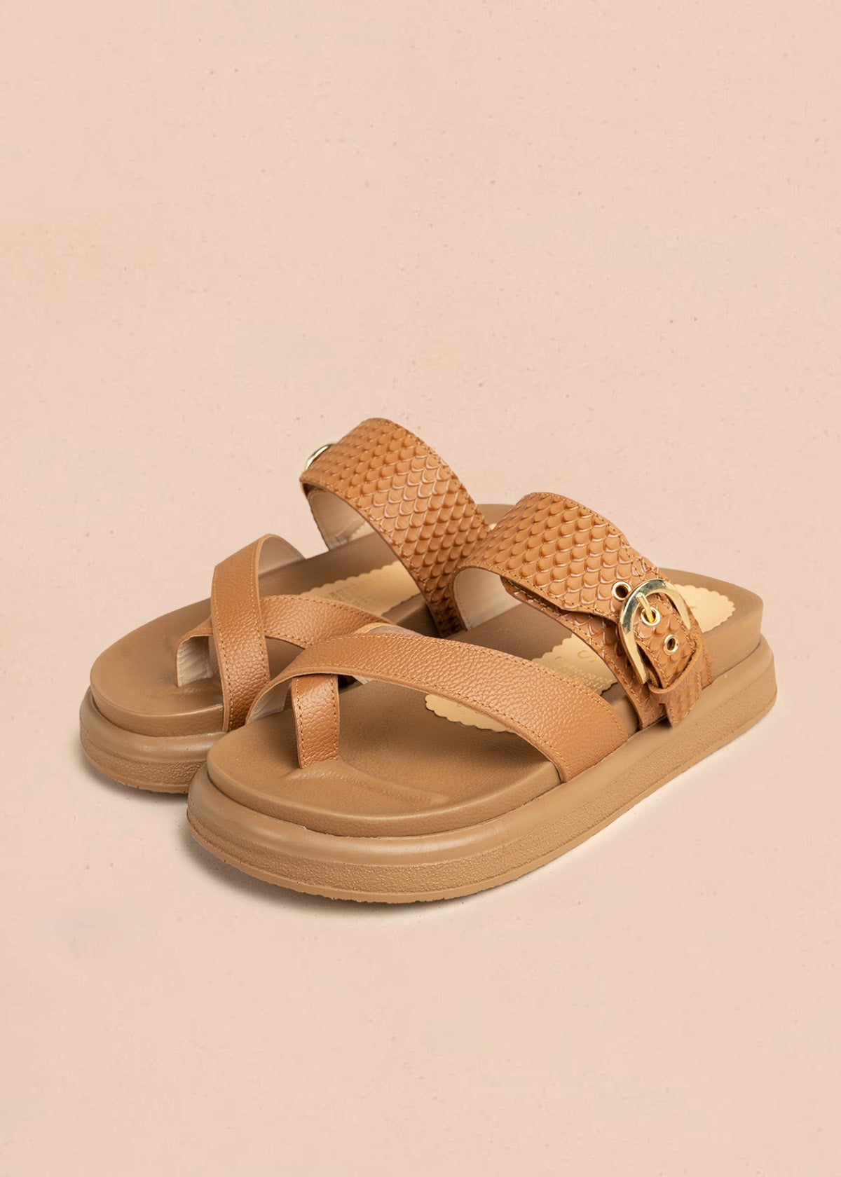 Sandalias planas en cuero color miel con textura croco 106521