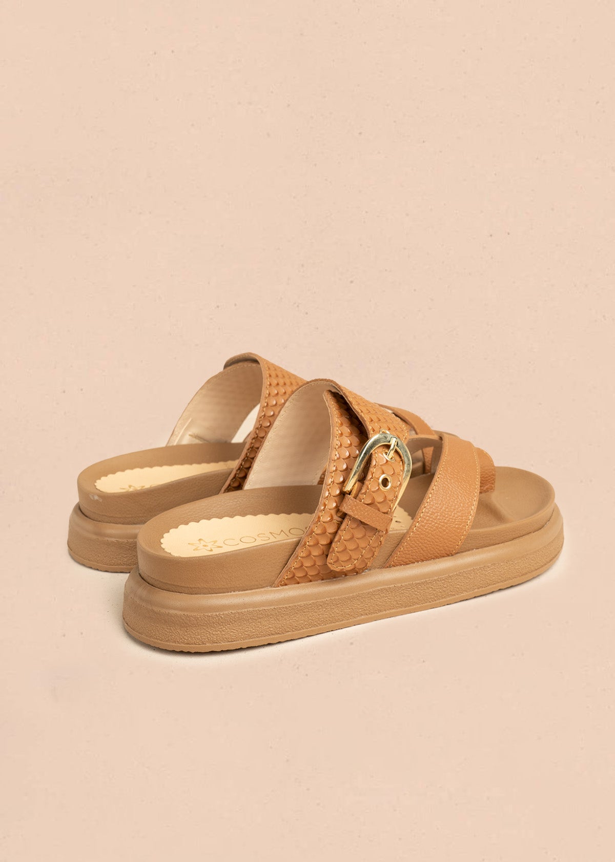 Sandalias planas en cuero color miel con textura croco 106521