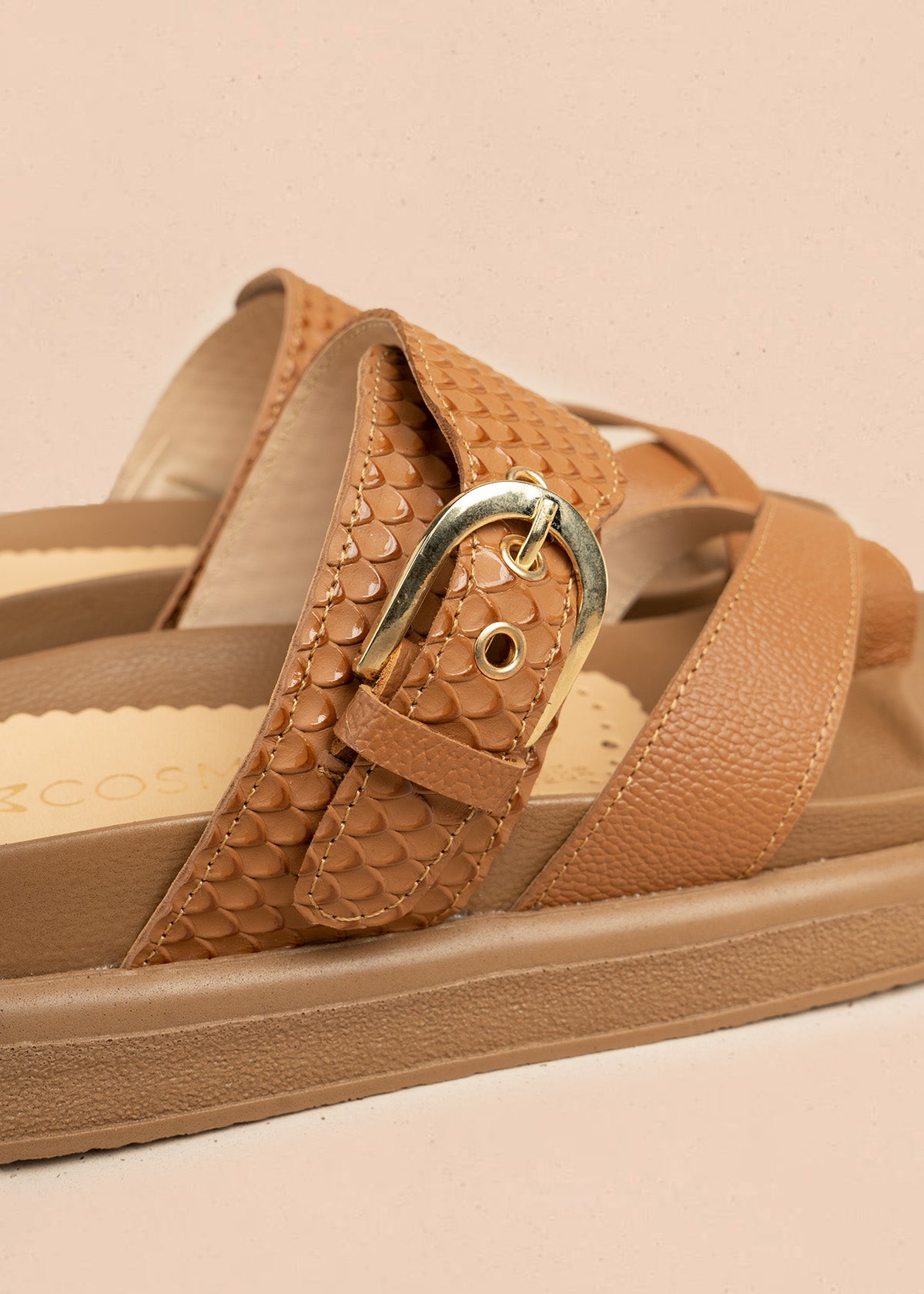 Sandalias planas en cuero color miel con textura croco 106521
