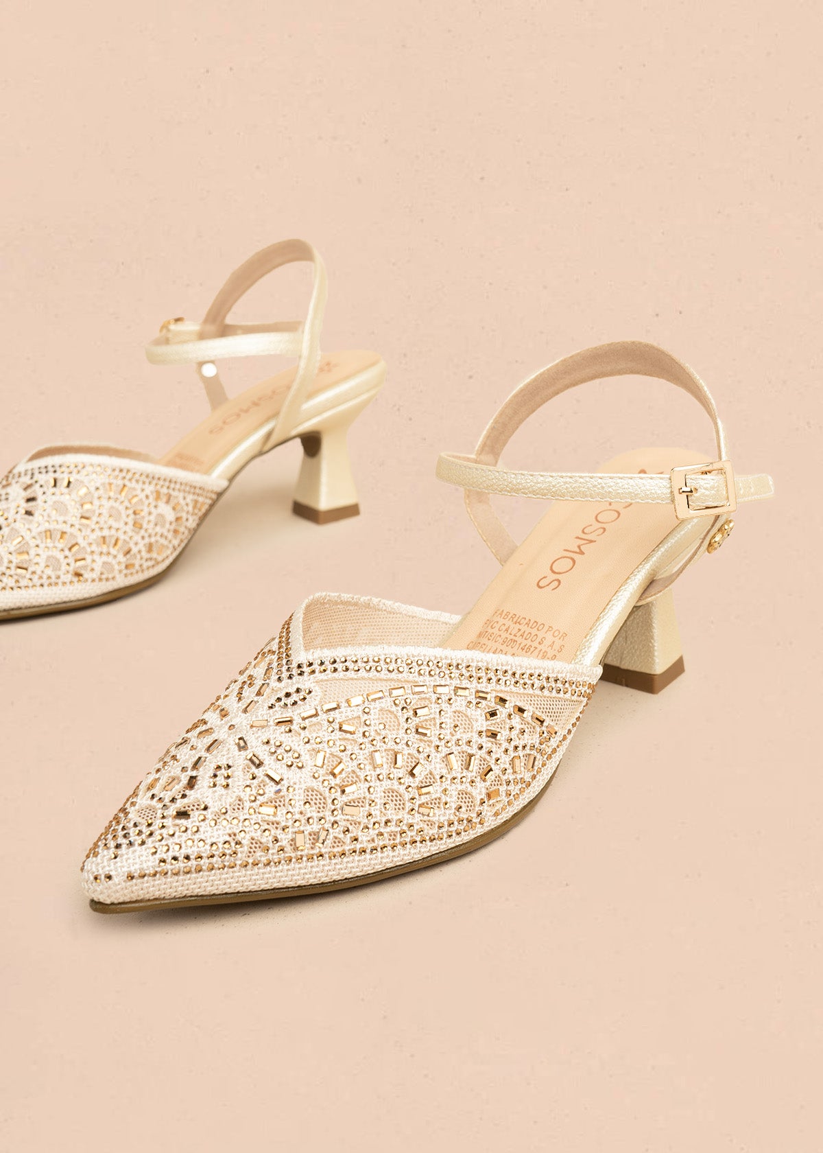 Tacones trabilla color dorado con piedras decorativas 106524