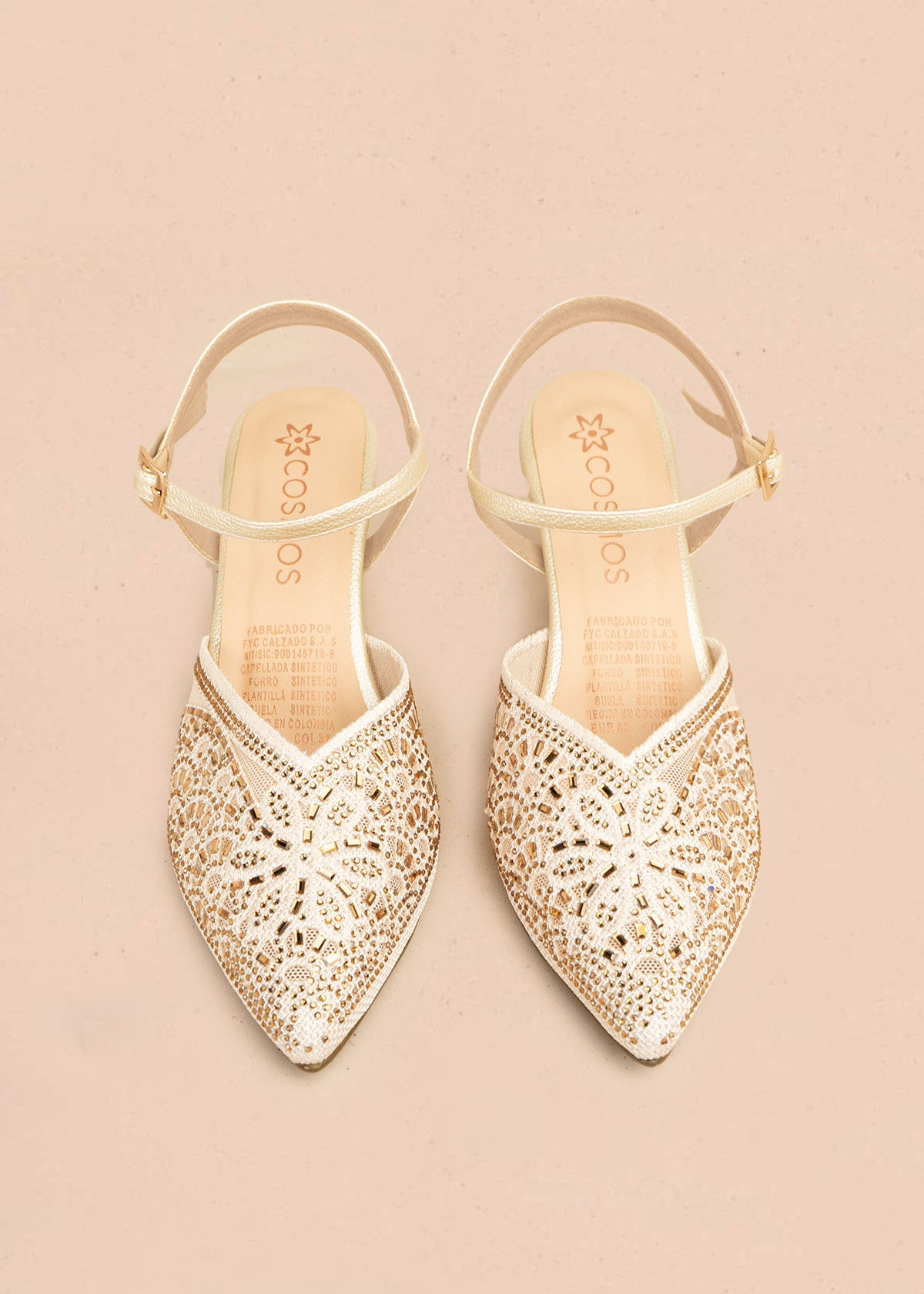 Tacones trabilla color dorado con piedras decorativas 106524