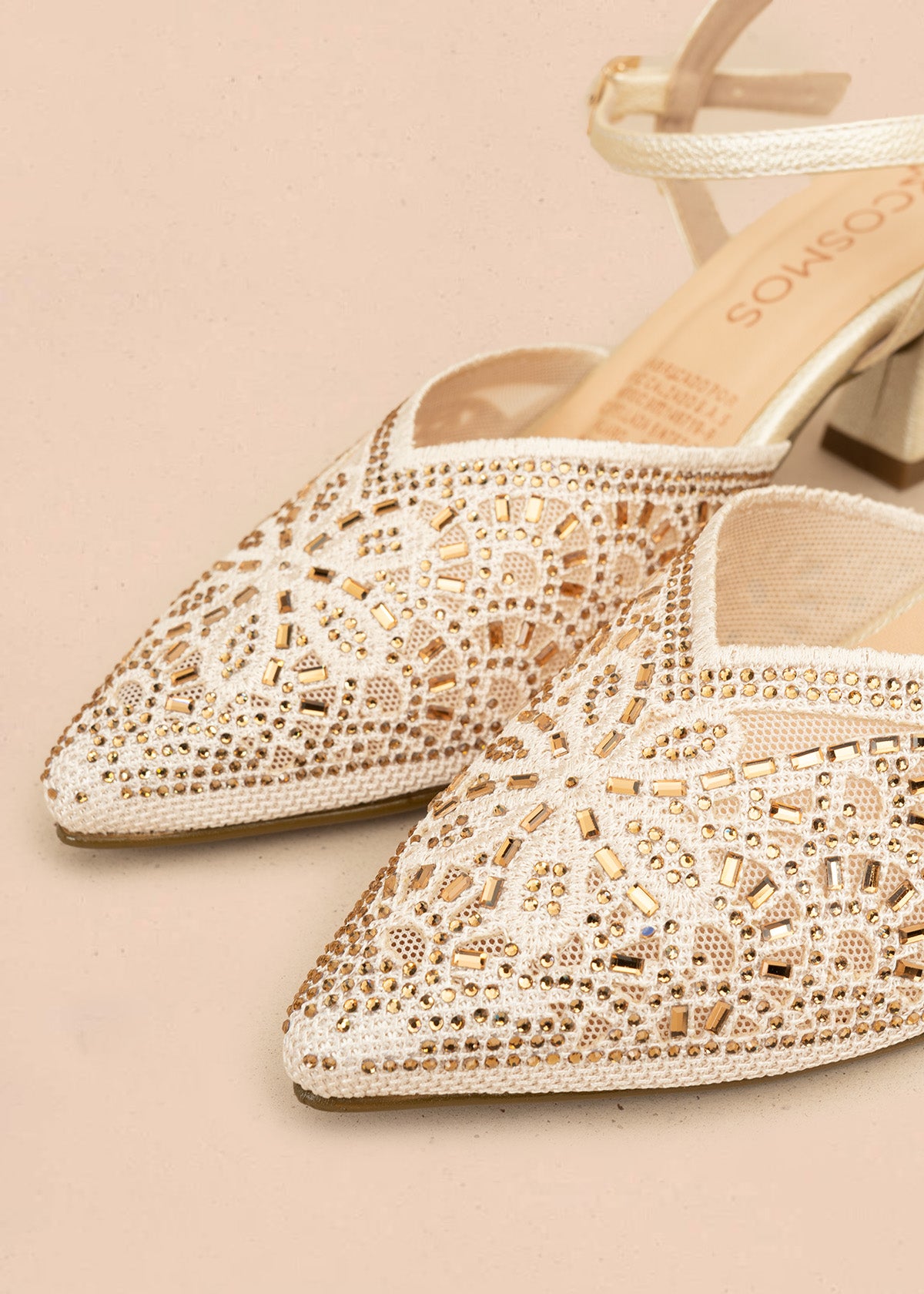 Tacones trabilla color dorado con piedras decorativas 106524