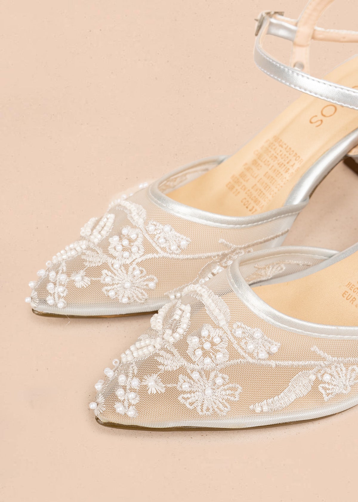 Tacones color plata con tela bordada y tacón bajo 106525