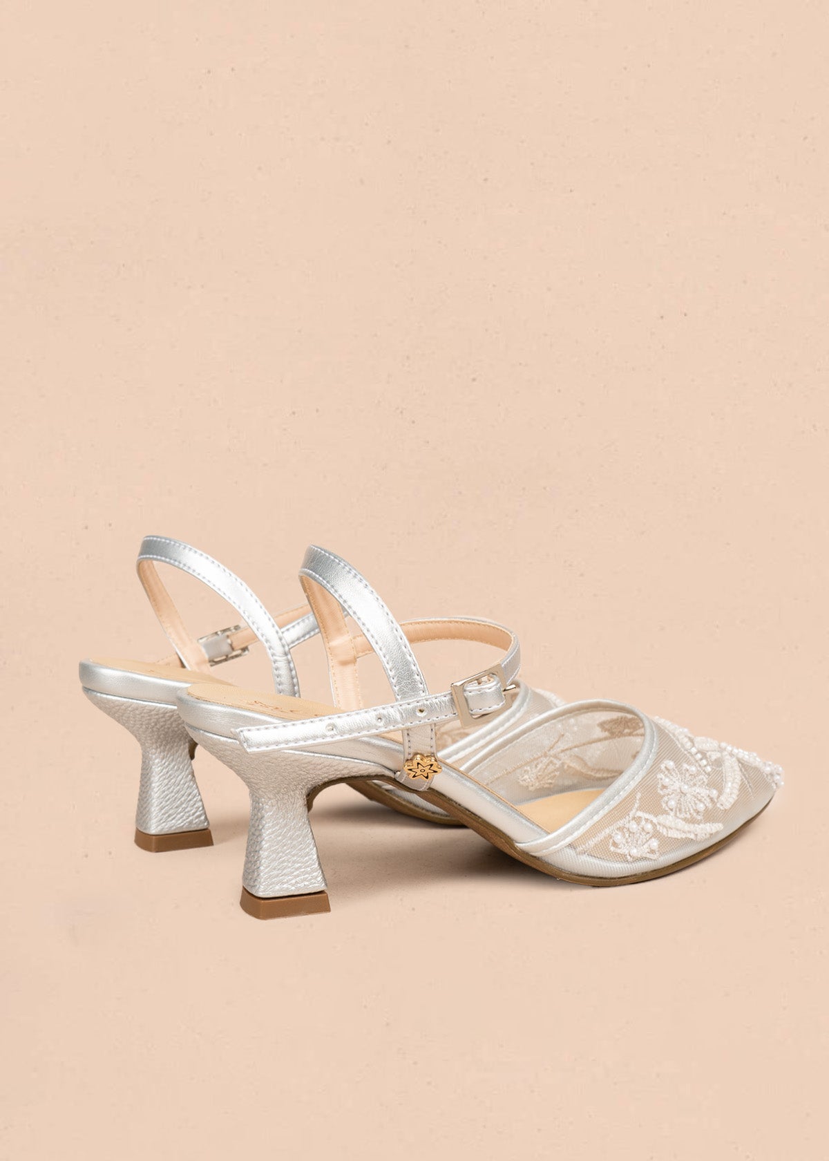 Tacones color plata con tela bordada y tacón bajo 106525