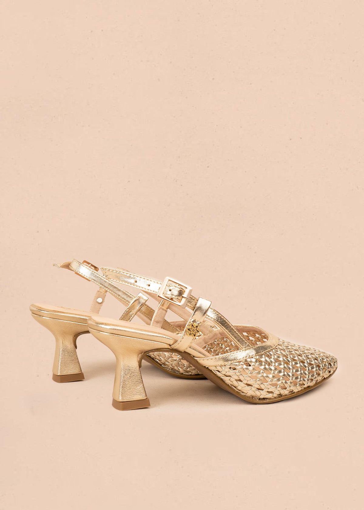 Tacones trabilla color champaña con malla trenzada 106526