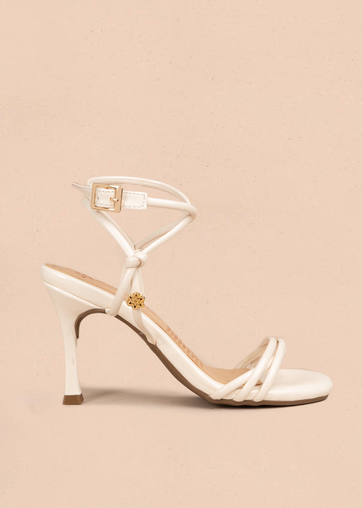Tacones color blanco con tiras delgadas y amarre al tobillo 106527