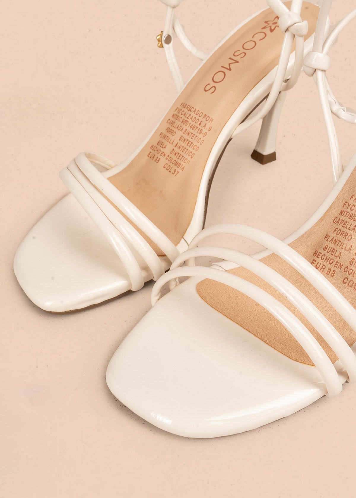 Tacones color blanco con tiras delgadas y amarre al tobillo 106527