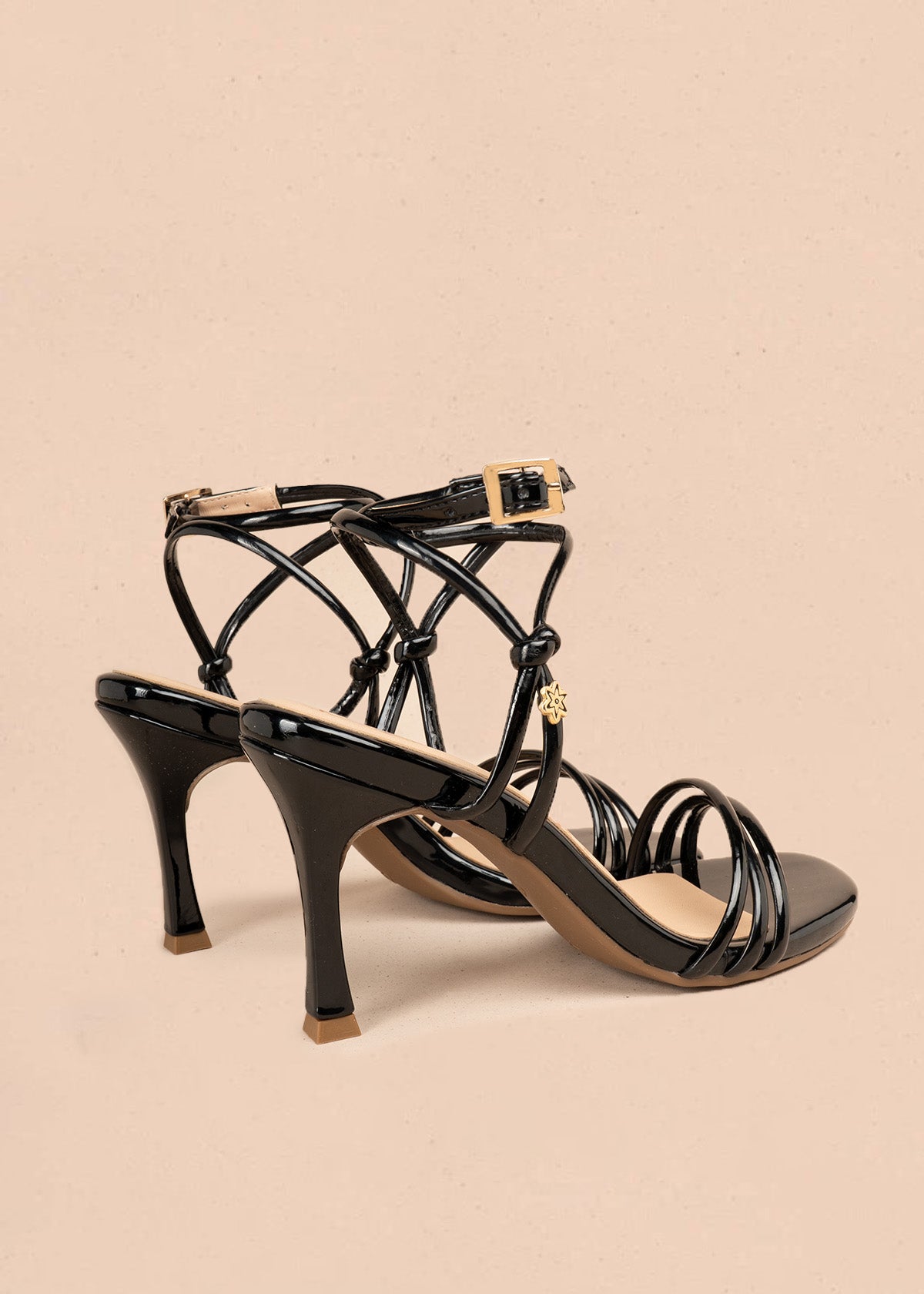 Tacones color negro con tiras delgadas y amarre al tobillo 106527