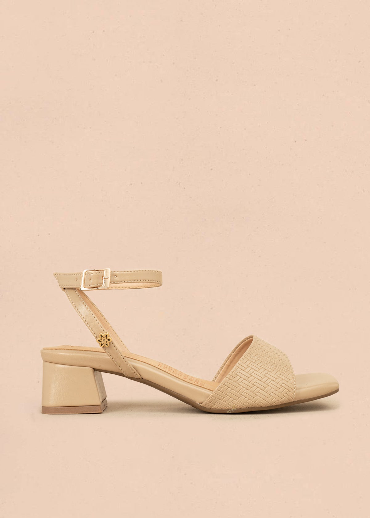 Sandalias color camel con textura trenzada 106529