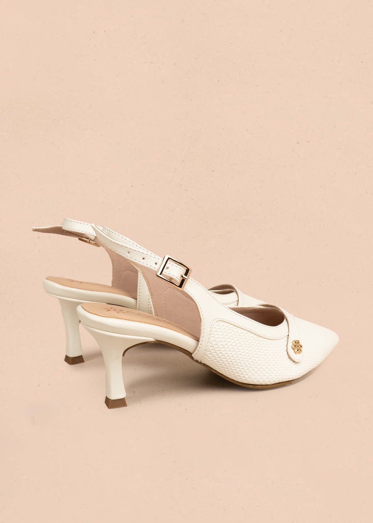 Tacones trabilla color talco con tira y tacón medio 106531