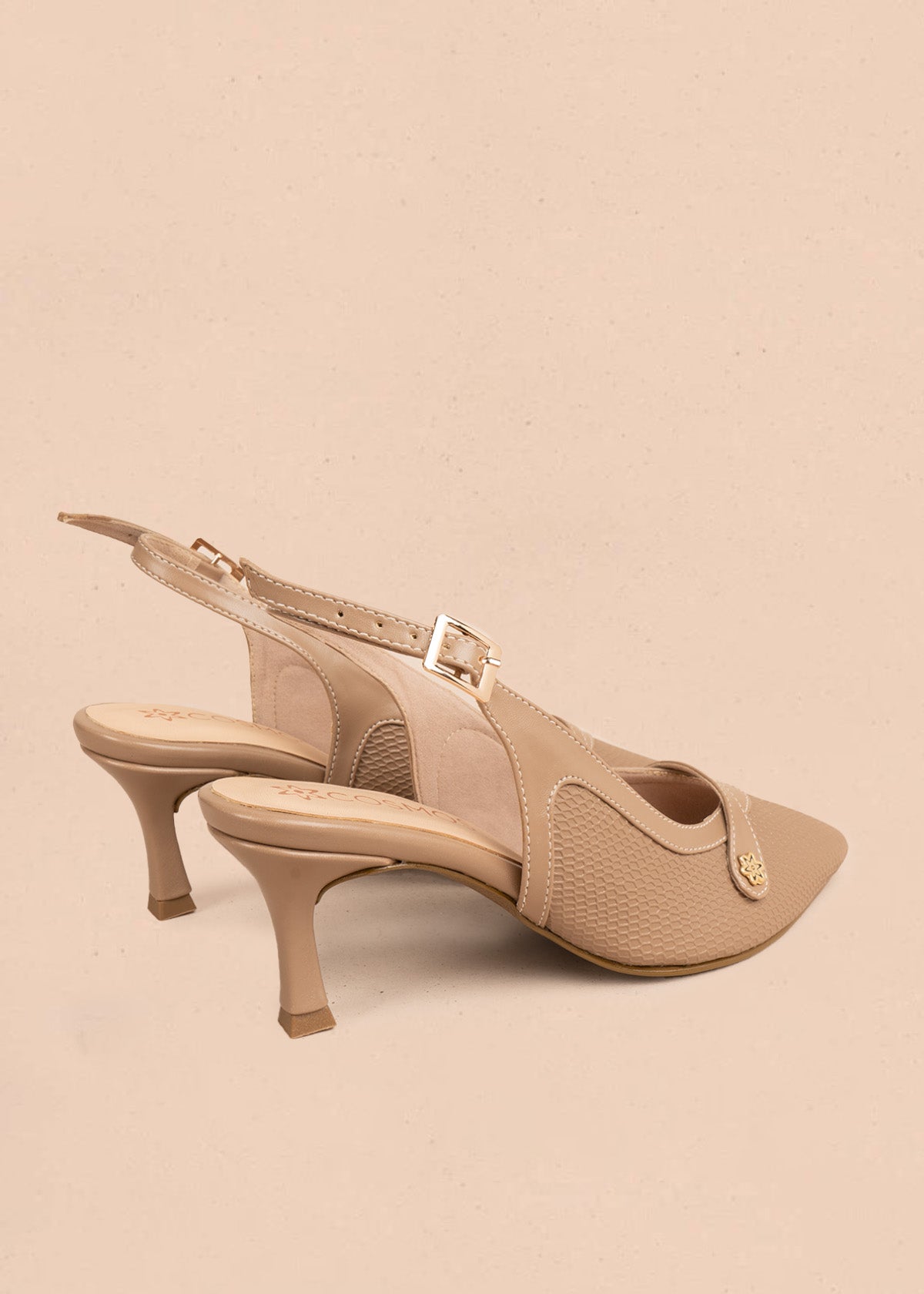 Tacones trabilla color taupe con tira y tacón medio 106531