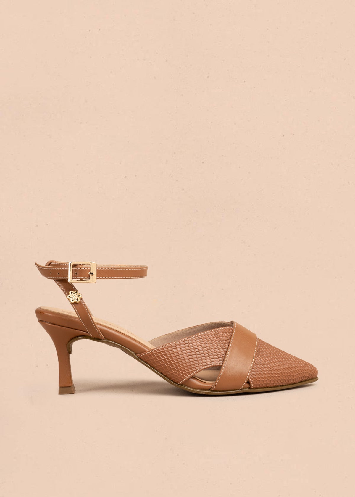 Tacones trabilla color miel con textura croco 106532
