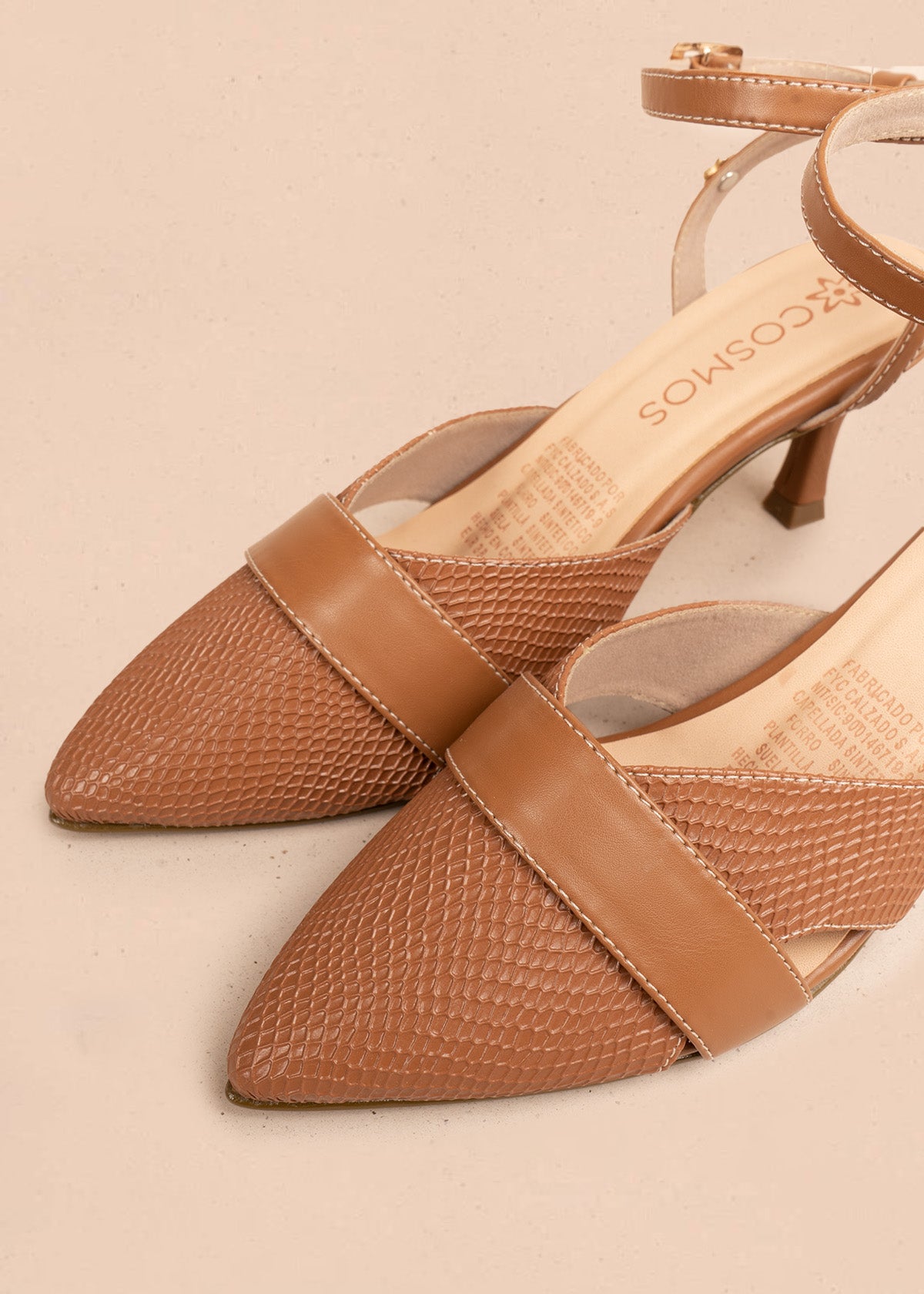 Tacones trabilla color miel con textura croco 106532