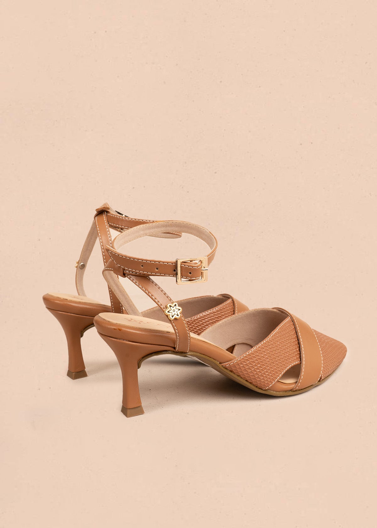 Tacones trabilla color miel con textura croco 106532