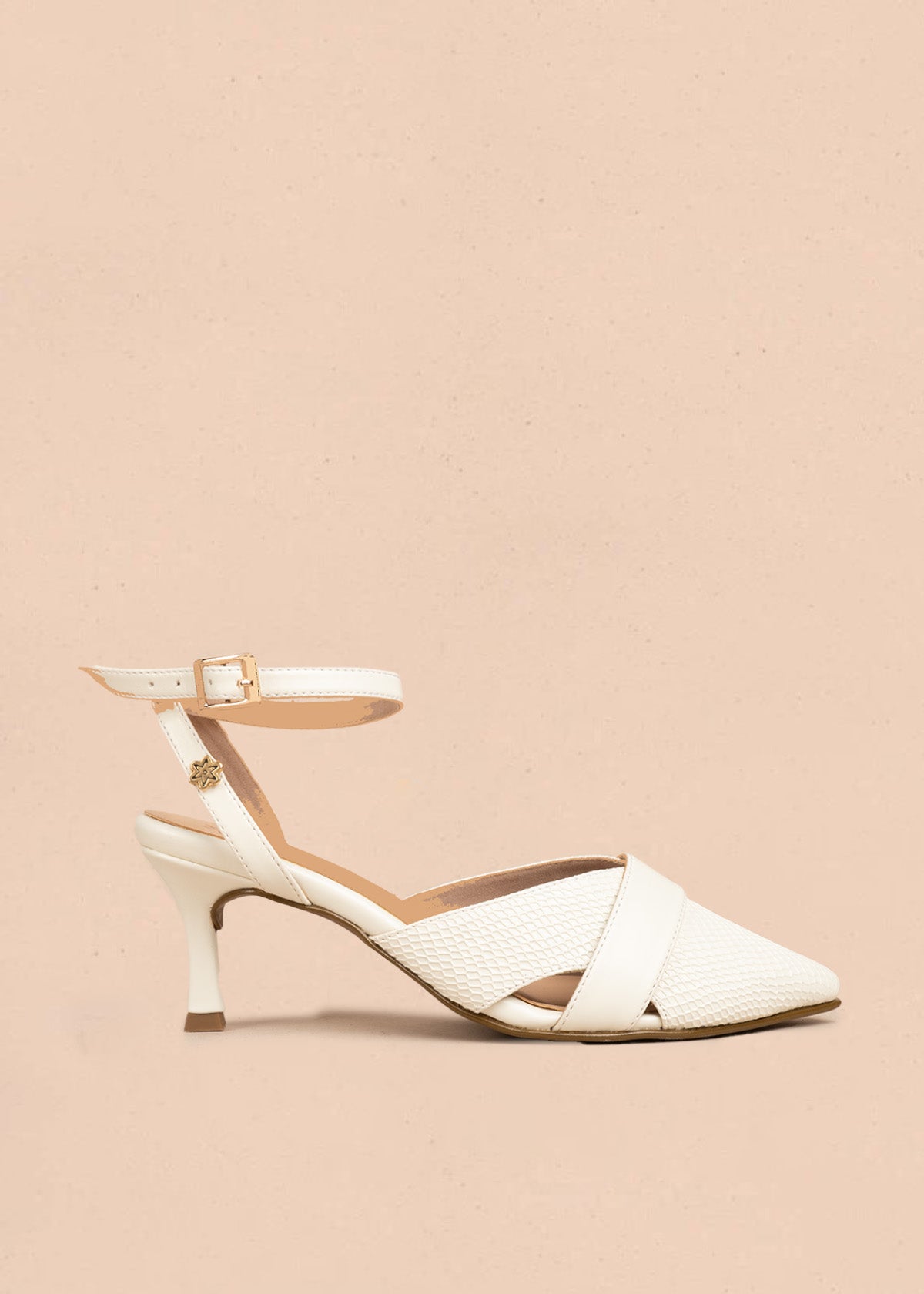 Tacones trabilla color talco con textura croco 106532
