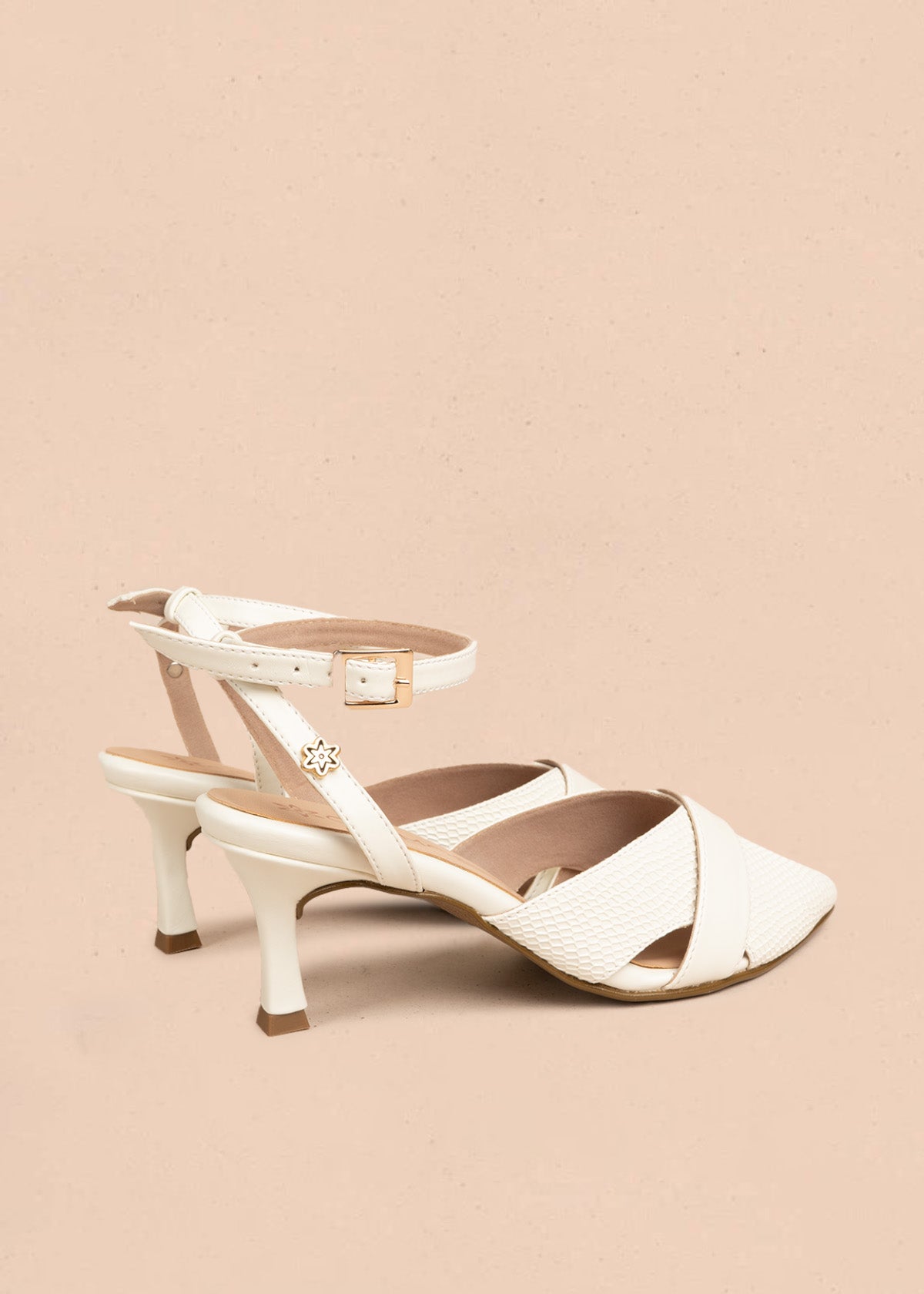 Tacones trabilla color talco con textura croco 106532