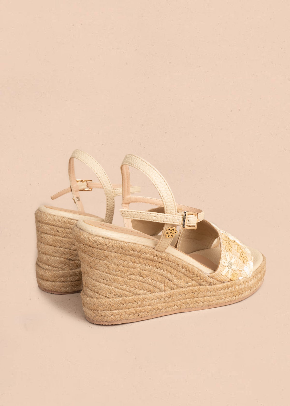 Sandalias con plataforma color beige con banda bordada floral 106535