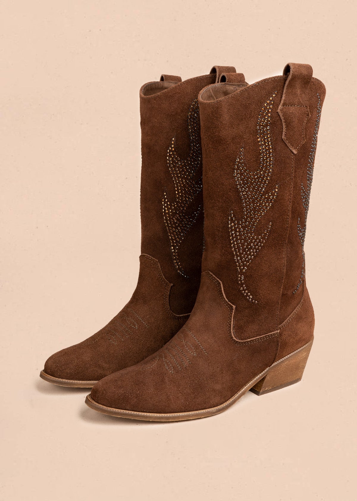 BOTA EN CUERO CHOCOLATE 106545