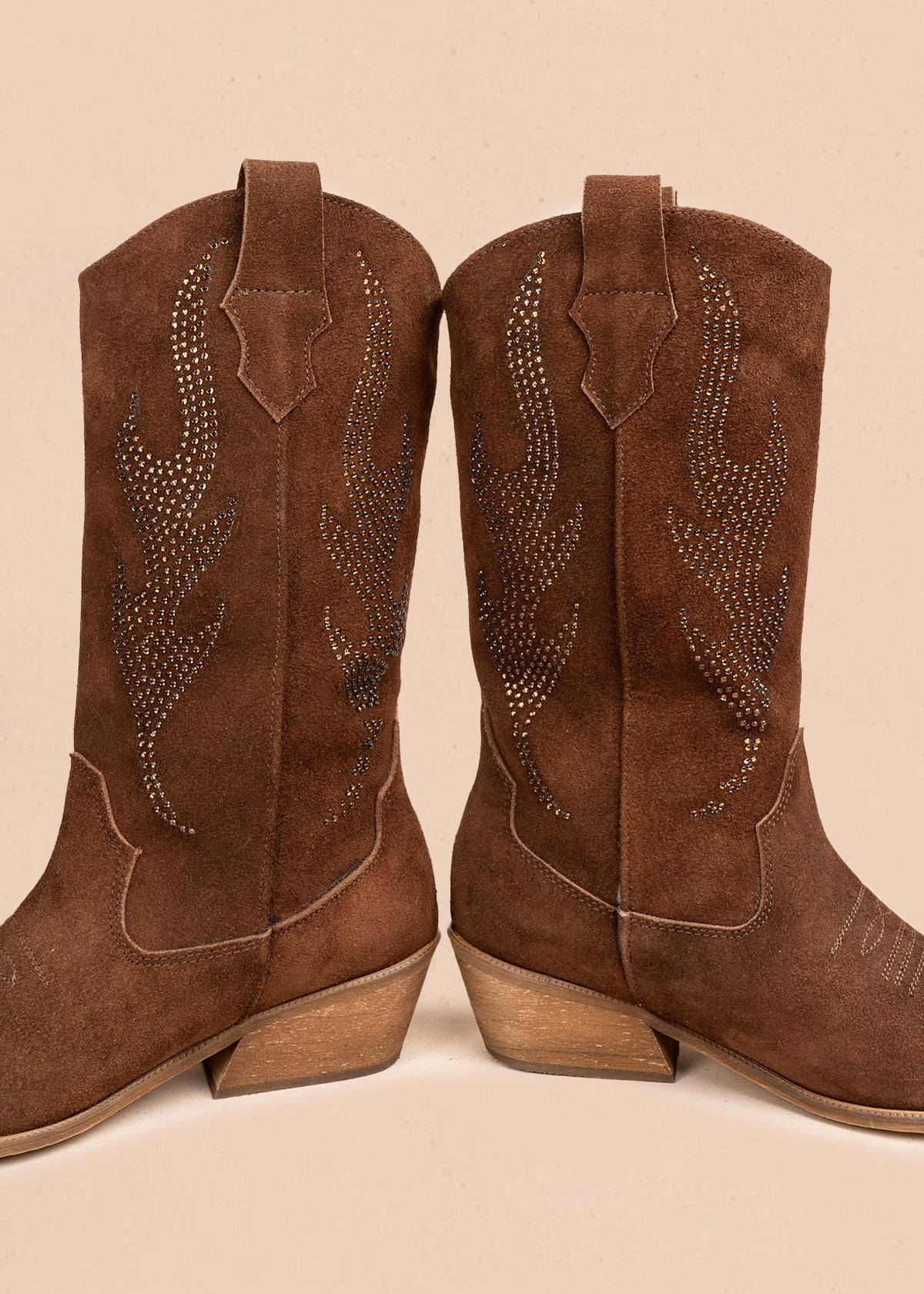 BOTA EN CUERO CHOCOLATE 106545