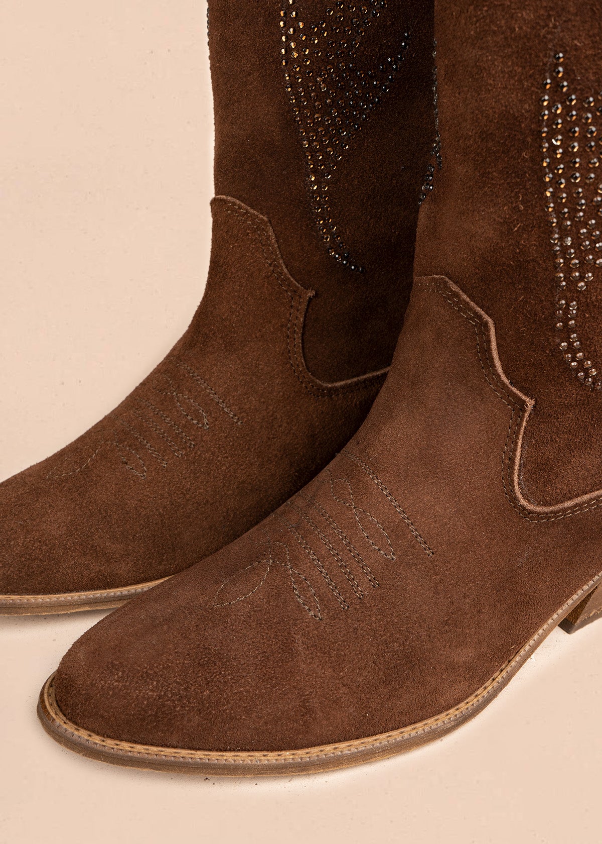 BOTA EN CUERO CHOCOLATE 106545