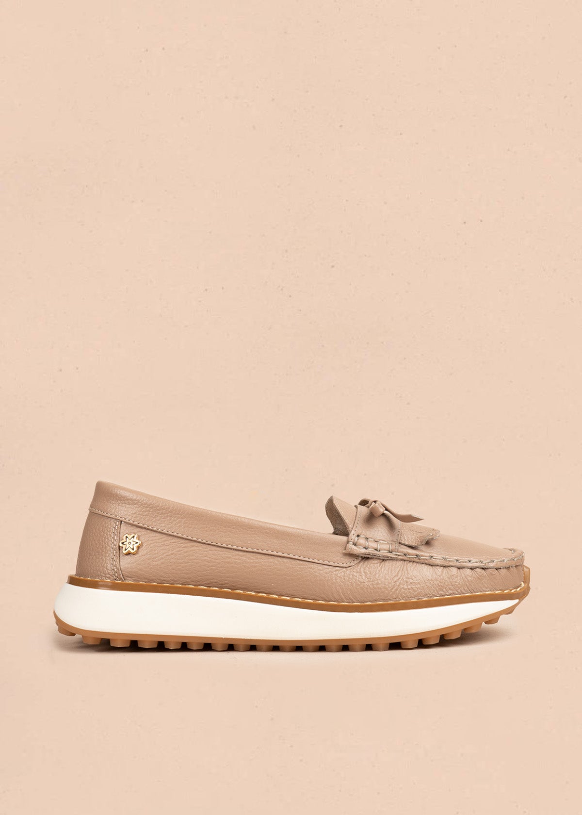 Mocasines en cuero color taupe con flecos y lazo 106548