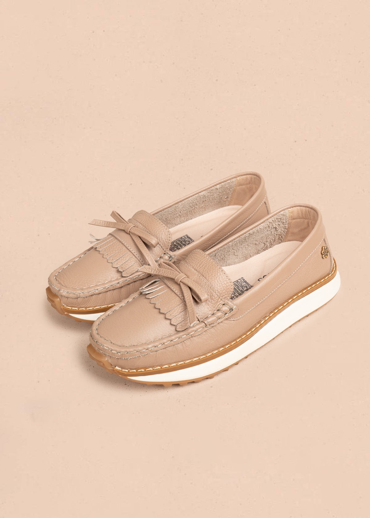 Mocasines en cuero color taupe con flecos y lazo 106548