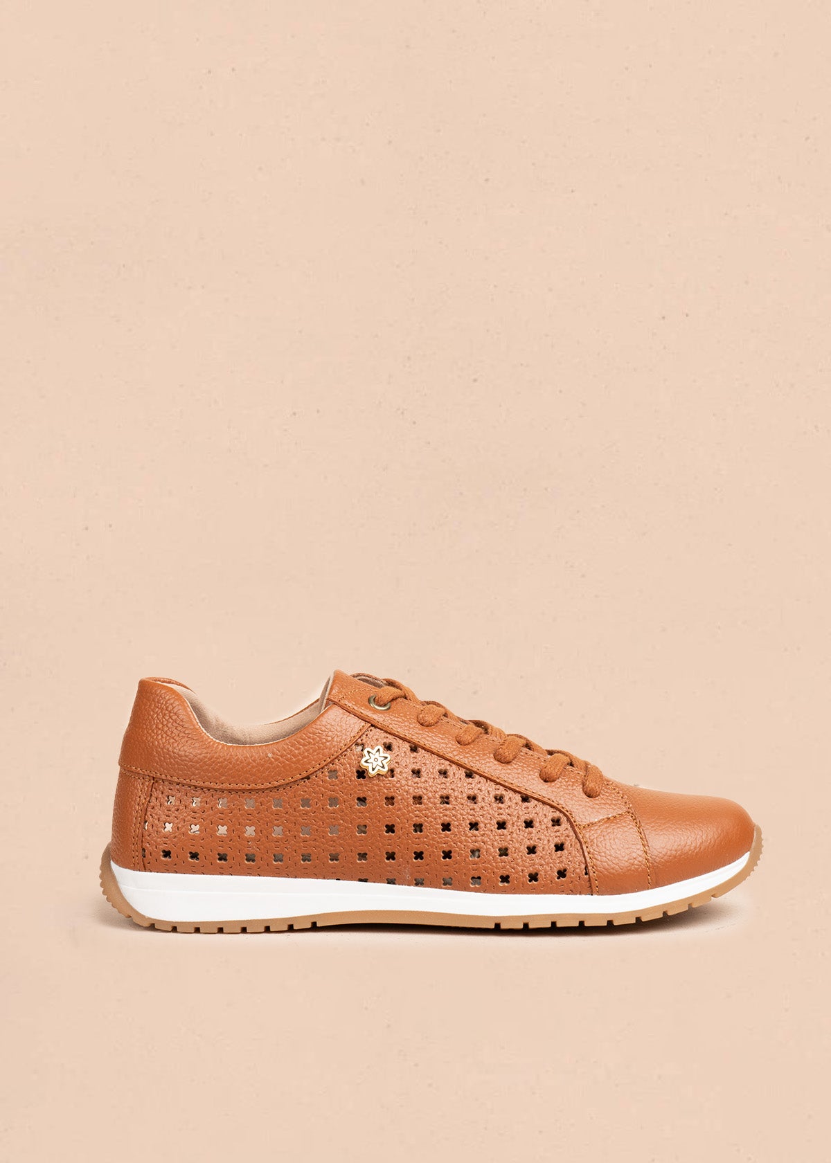 Tenis casuales de cuero color miel con perforaciones 106549