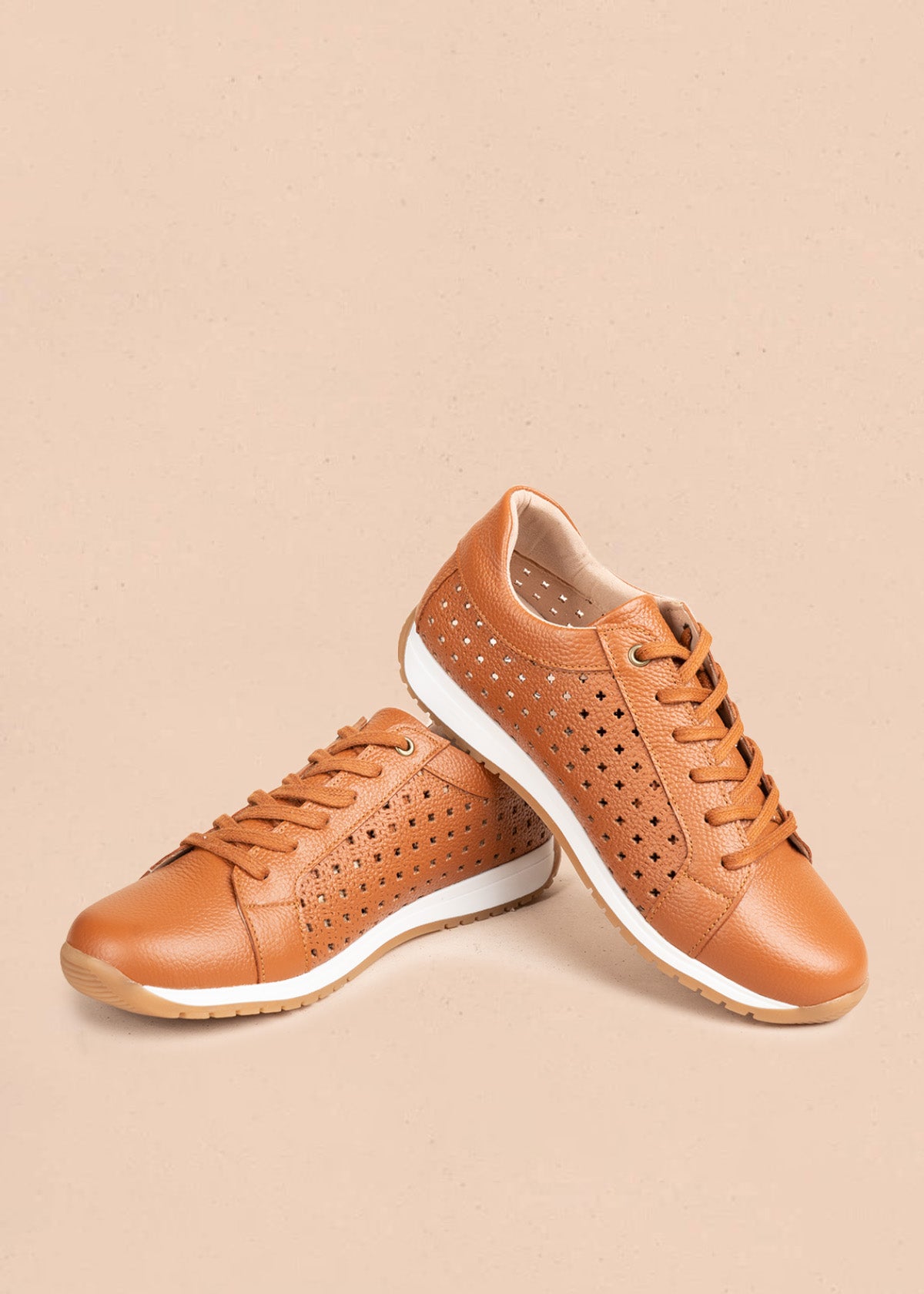 Tenis casuales de cuero color miel con perforaciones 106549