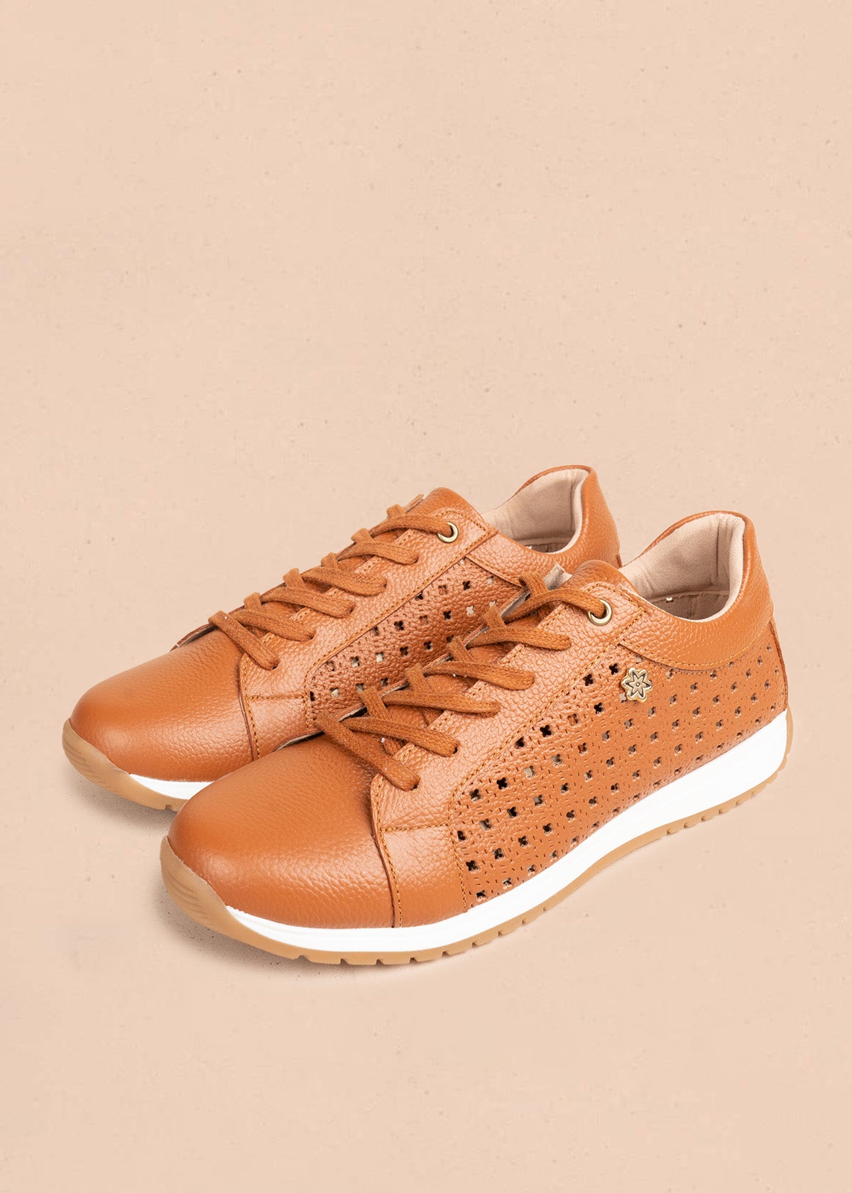 Tenis casuales de cuero color miel con perforaciones 106549