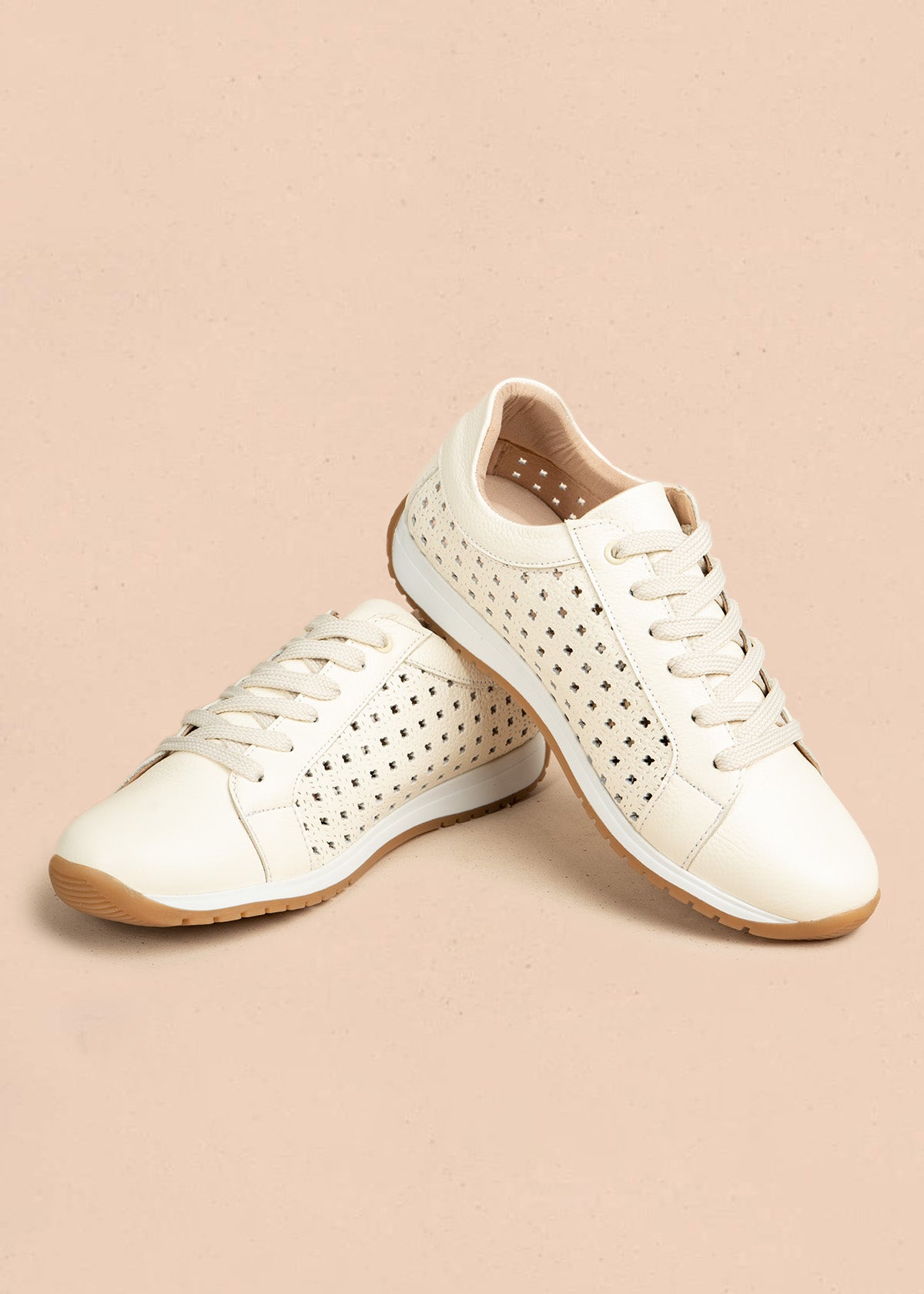 Tenis casuales de cuero color talco con perforaciones 106549