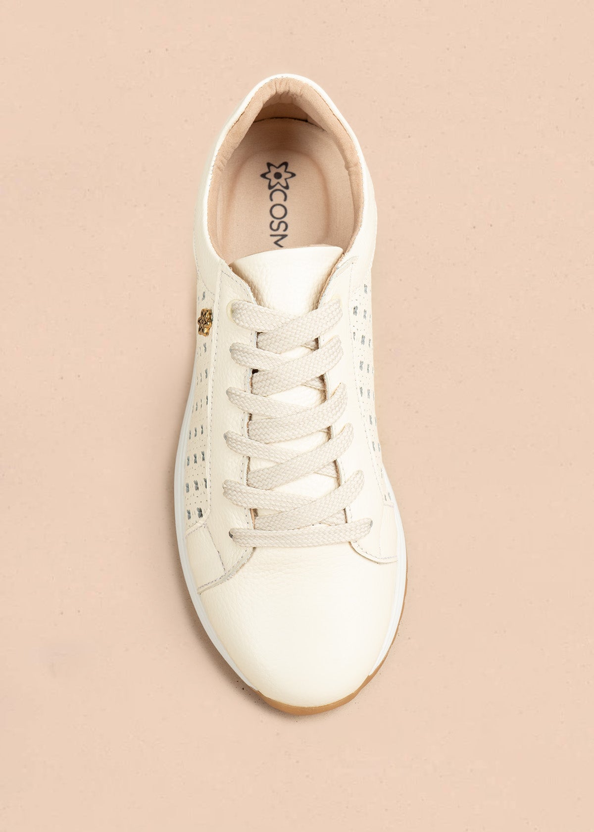 Tenis casuales de cuero color talco con perforaciones 106549