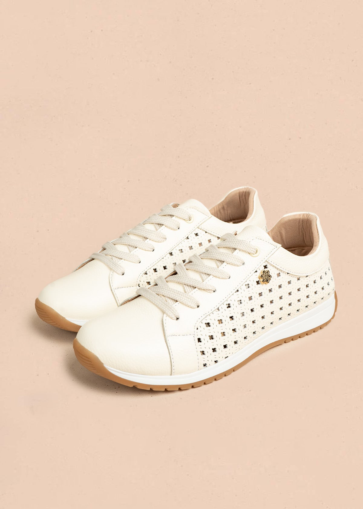 Tenis casuales de cuero color talco con perforaciones 106549