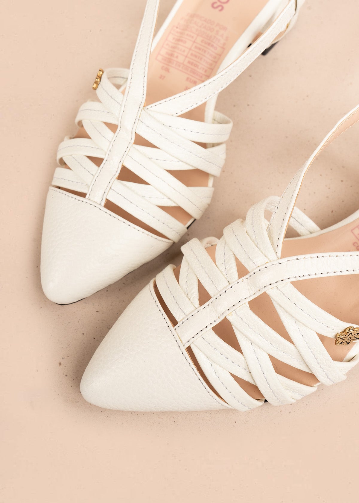 Tacones trabilla en cuero color blanco con tiras delgadas 106550