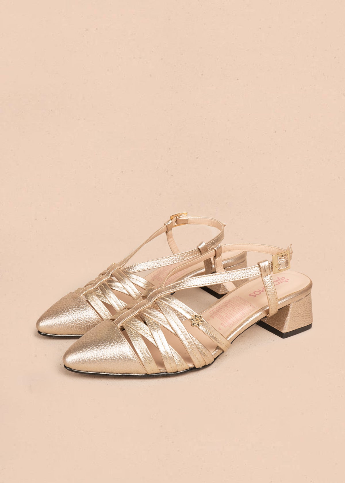 Tacones trabilla en cuero color champaña con tiras delgadas 106550