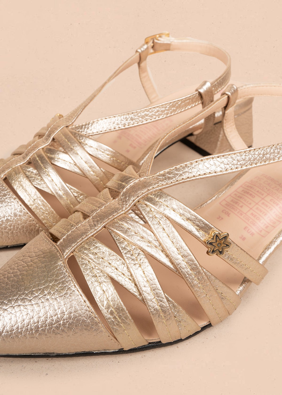 Tacones trabilla en cuero color champaña con tiras delgadas 106550