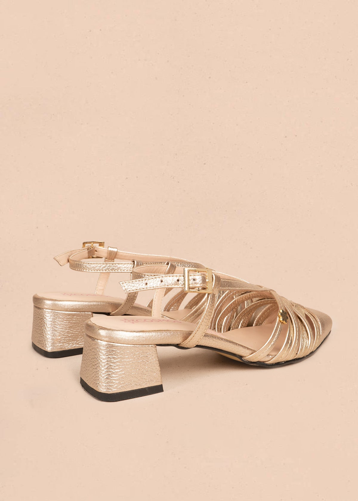 Tacones trabilla en cuero color champaña con tiras delgadas 106550