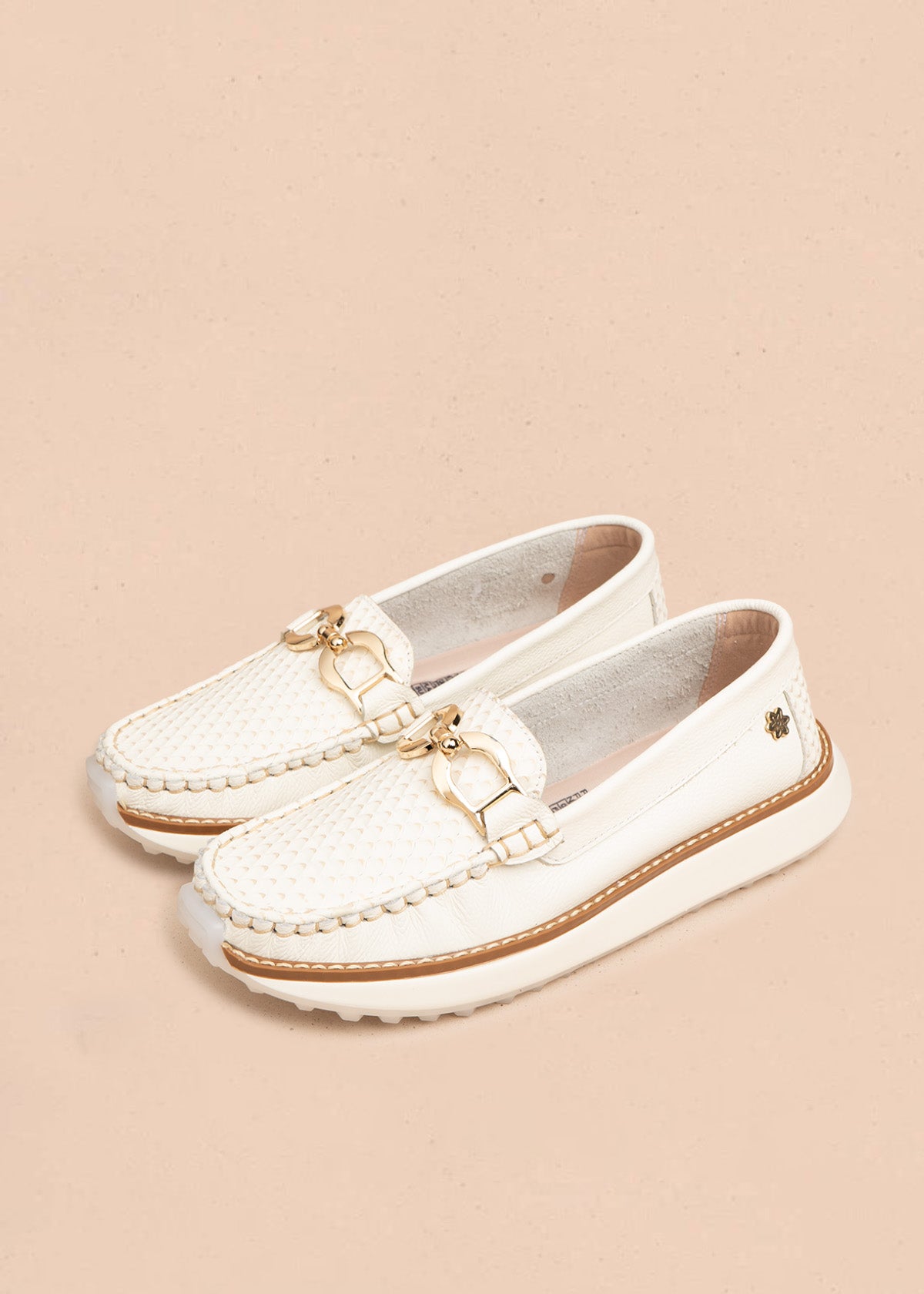 Mocasines de cuero color talco con detalle dorado y suela chunky 106551