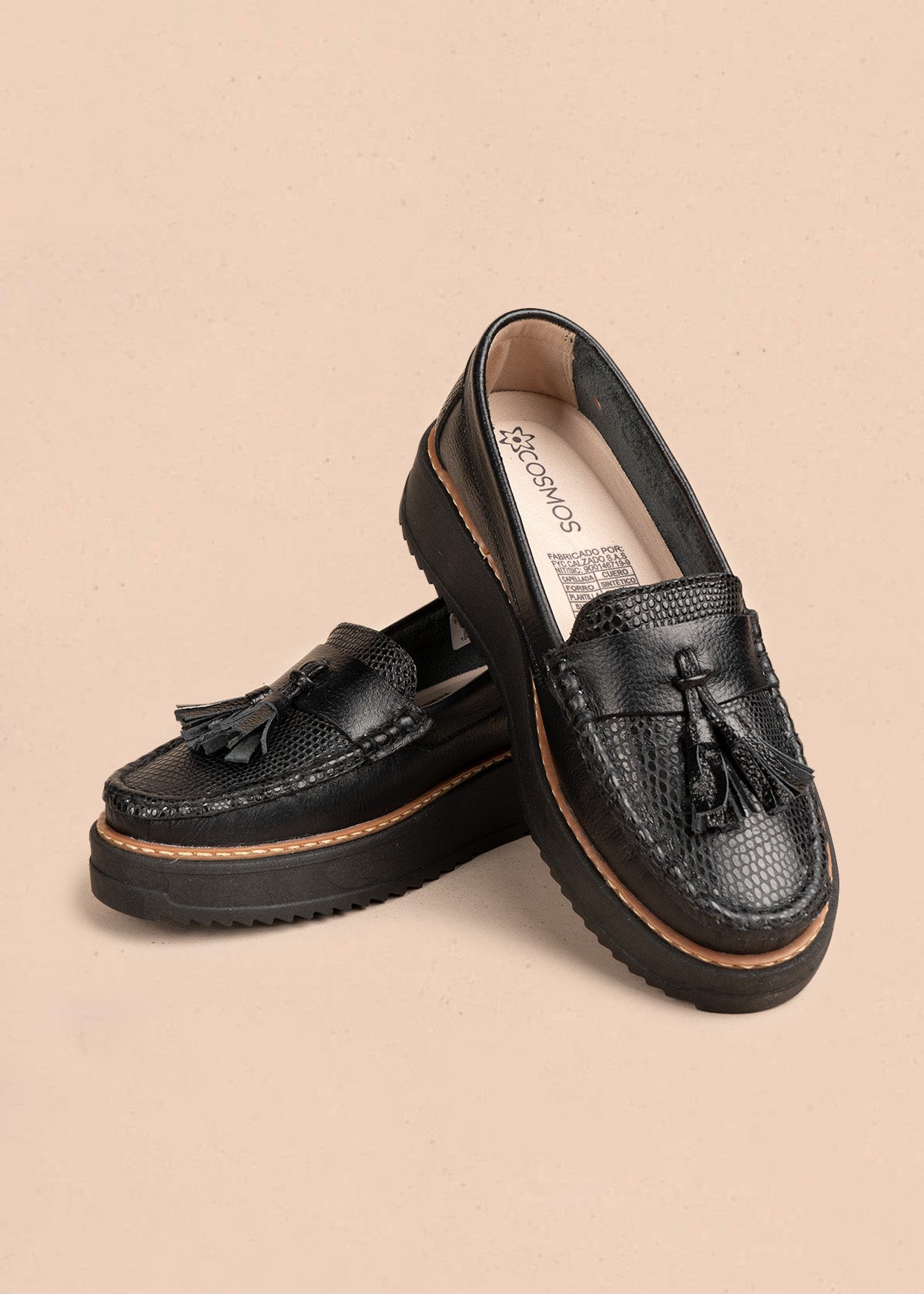 Mocasines en cuero color negro con detalle de borlas 106552