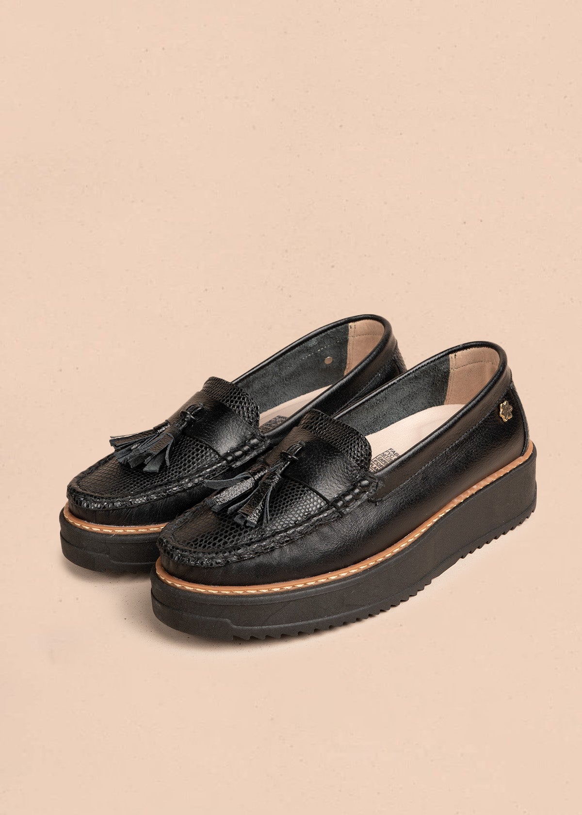 Mocasines en cuero color negro con detalle de borlas 106552