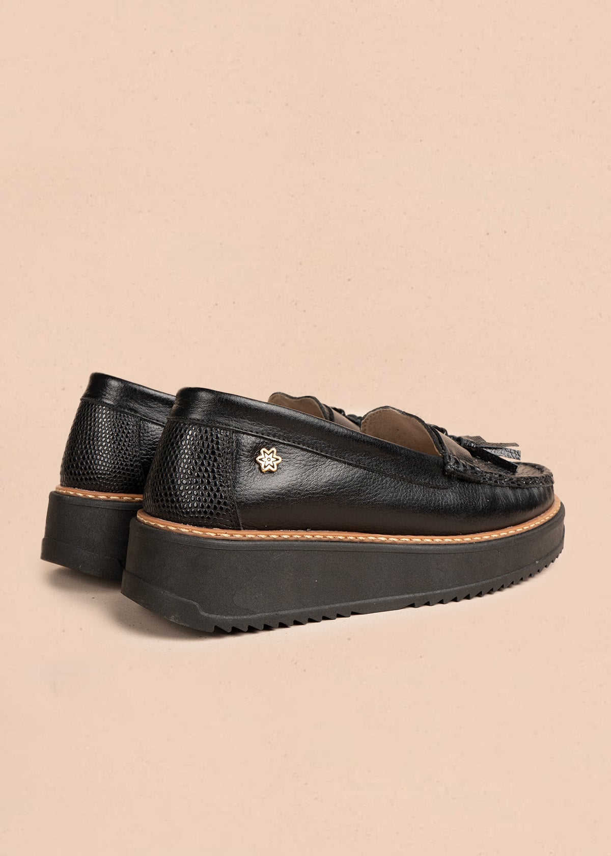 Mocasines en cuero color negro con detalle de borlas 106552