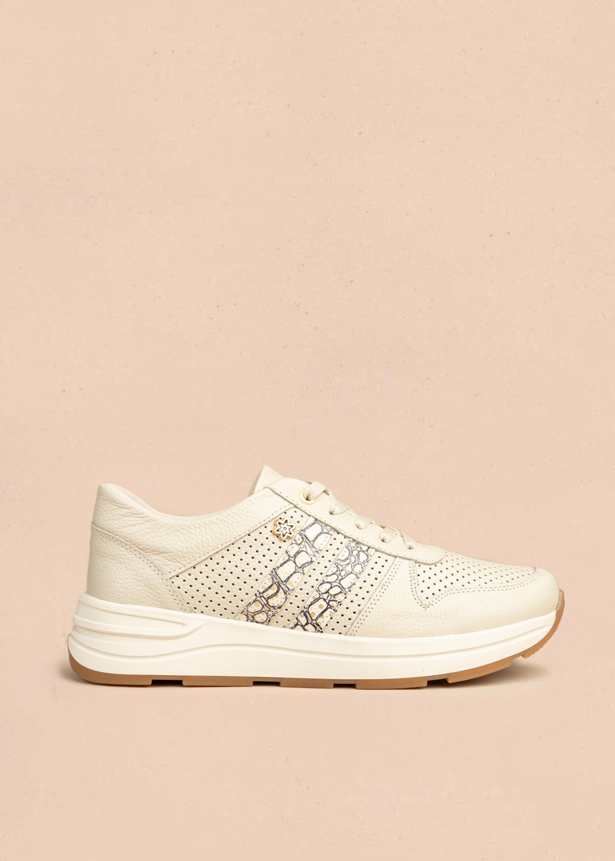 Tenis deportivos de cuero color marfil con textura pitón y microperforaciones 106553