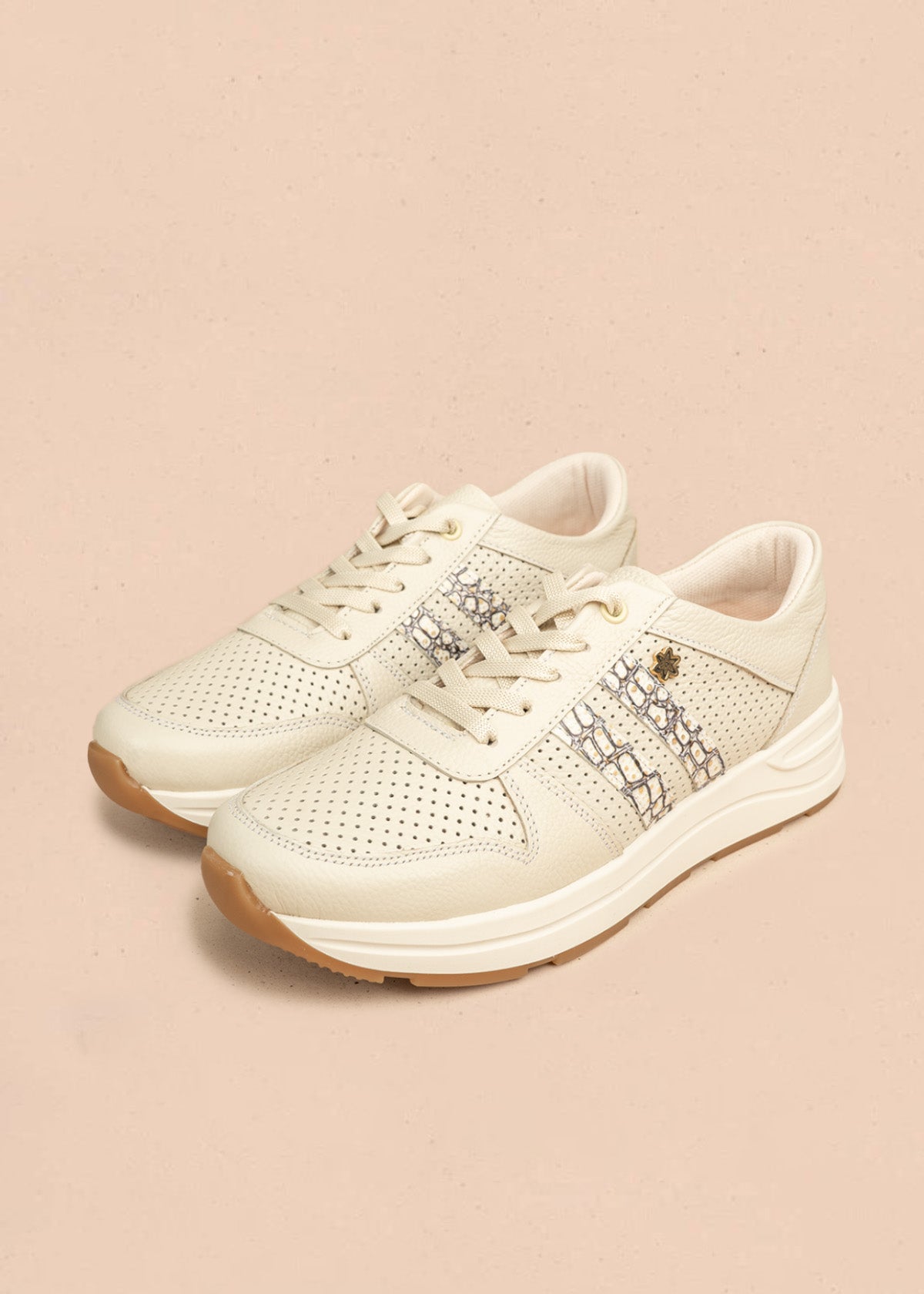 Tenis deportivos de cuero color marfil con textura pitón y microperforaciones 106553