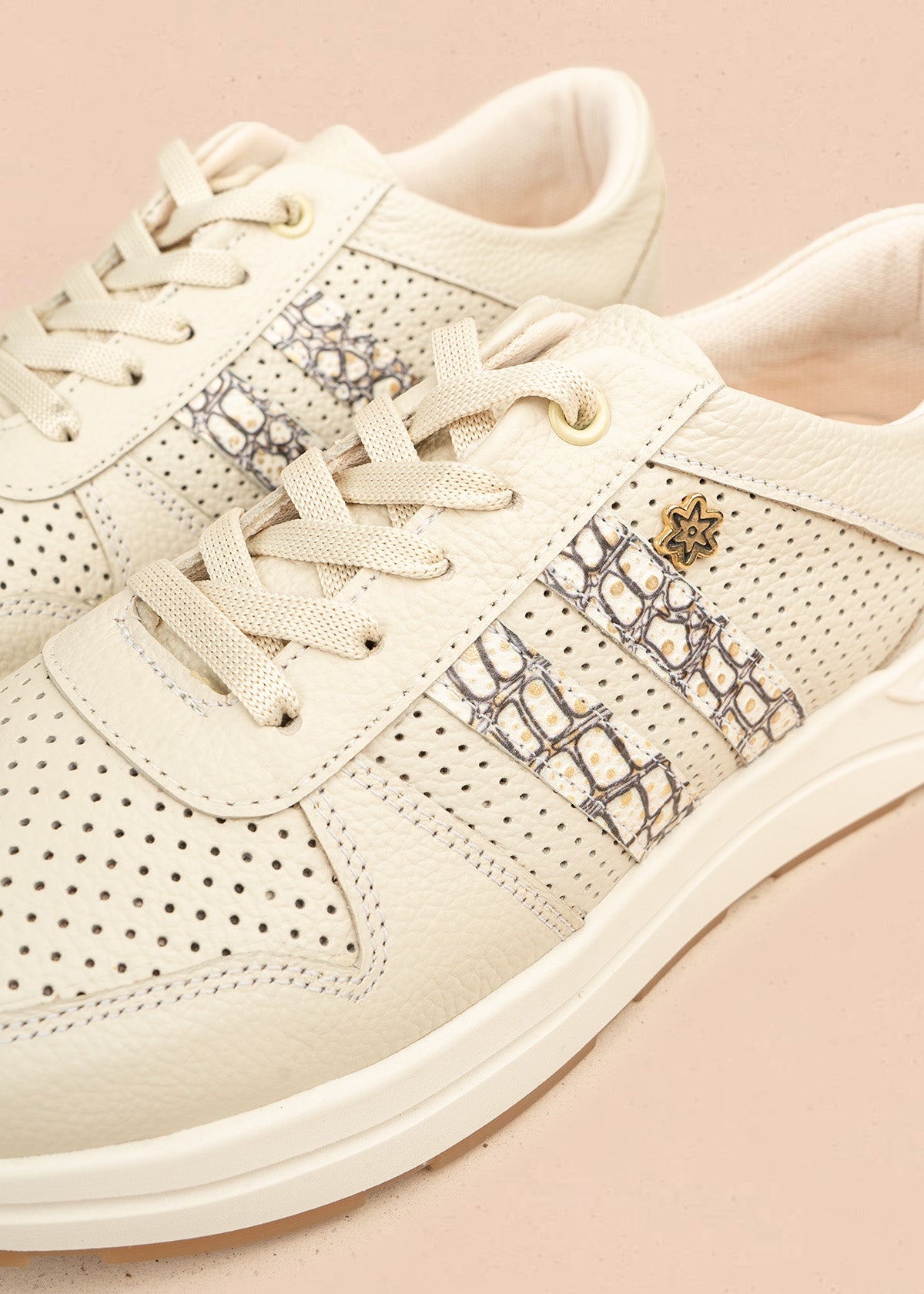 Tenis deportivos de cuero color marfil con textura pitón y microperforaciones 106553