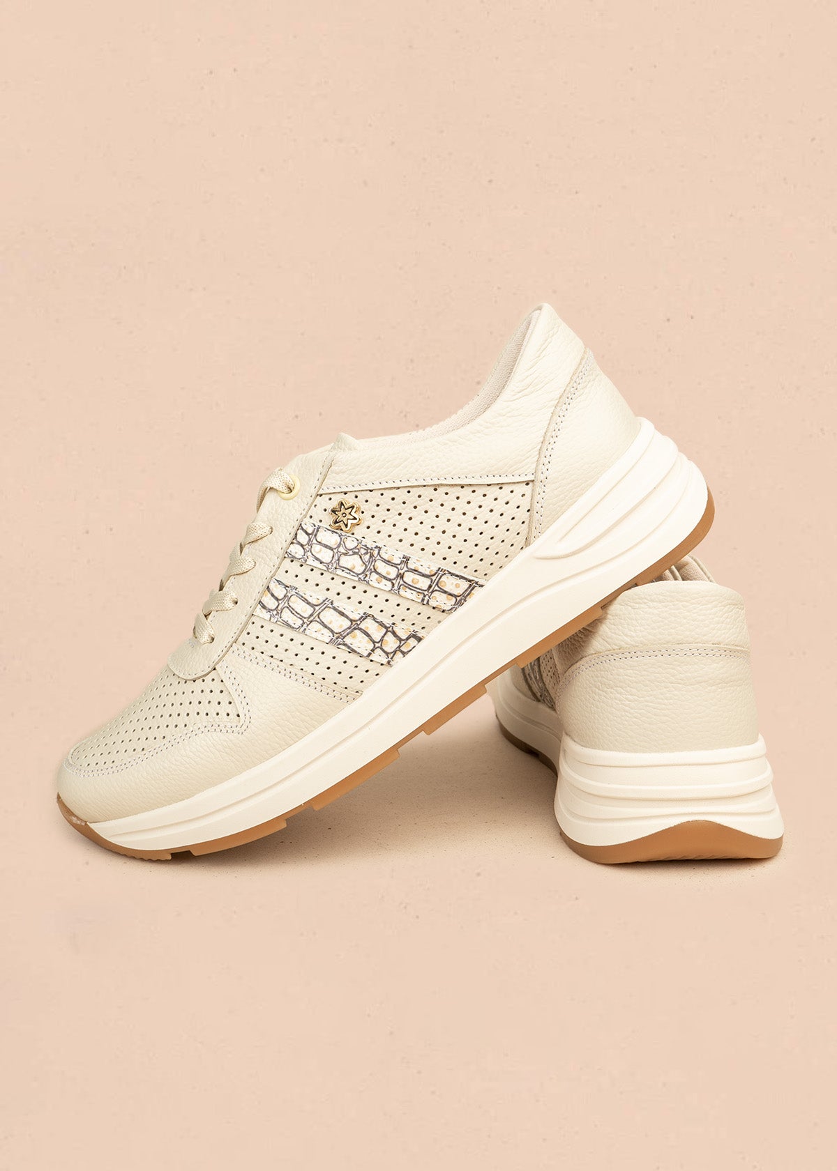 Tenis deportivos de cuero color marfil con textura pitón y microperforaciones 106553