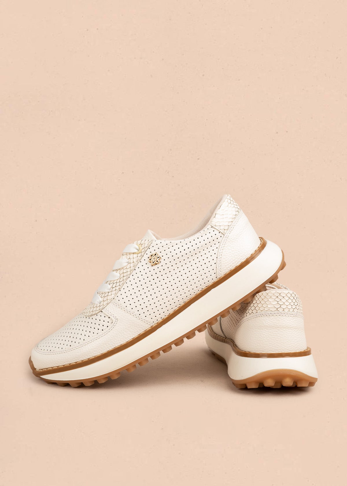 Tenis casuales de cuero color talco con microperforaciones 106554