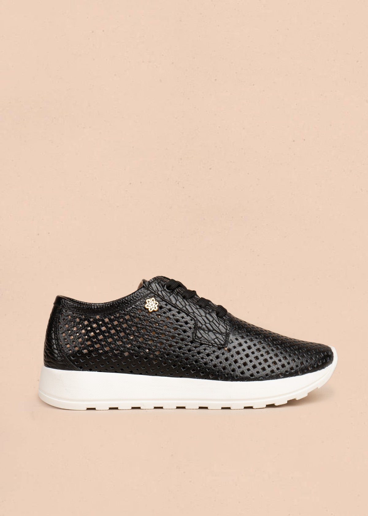 Tenis deportivos de cuero color negro con perforaciones 106555