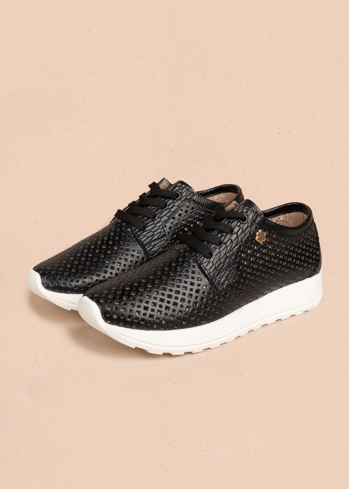 Tenis deportivos de cuero color negro con perforaciones 106555