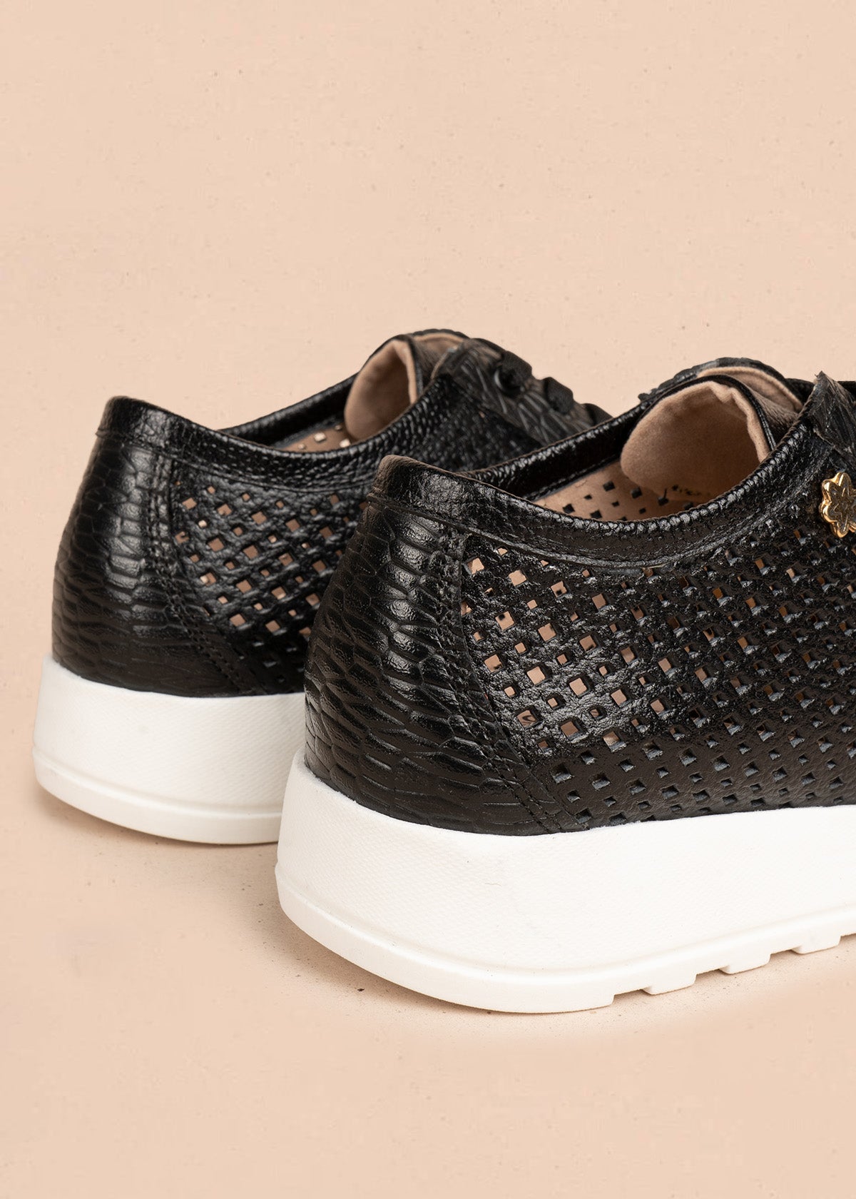Tenis deportivos de cuero color negro con perforaciones 106555